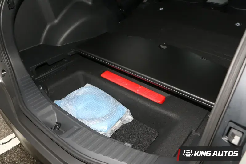 底板掀起來的空間放置隨行充電線