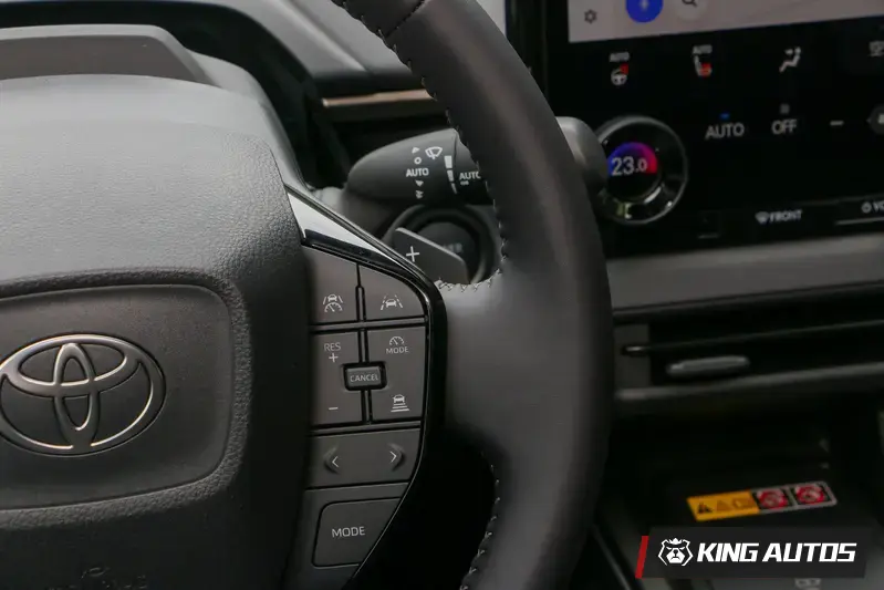 小改款後在方向盤後方新增調整回充力道的撥片，+號是減少回充力道，長按可以關閉煞車回充功能。