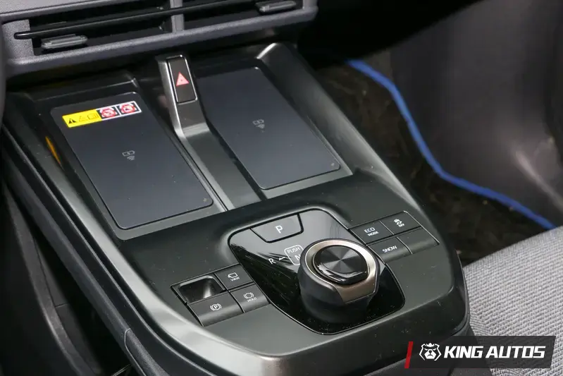 小改款後將旋鈕式換檔機構往後移，手靠在扶手就能換檔，使用起來相當便利。前方騰出來的空間設置兩個手機無線充電版。