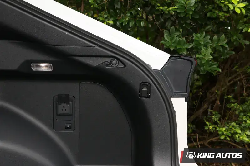 小改款後，後廂右側新增不需轉接頭隨插即用的家用插座。