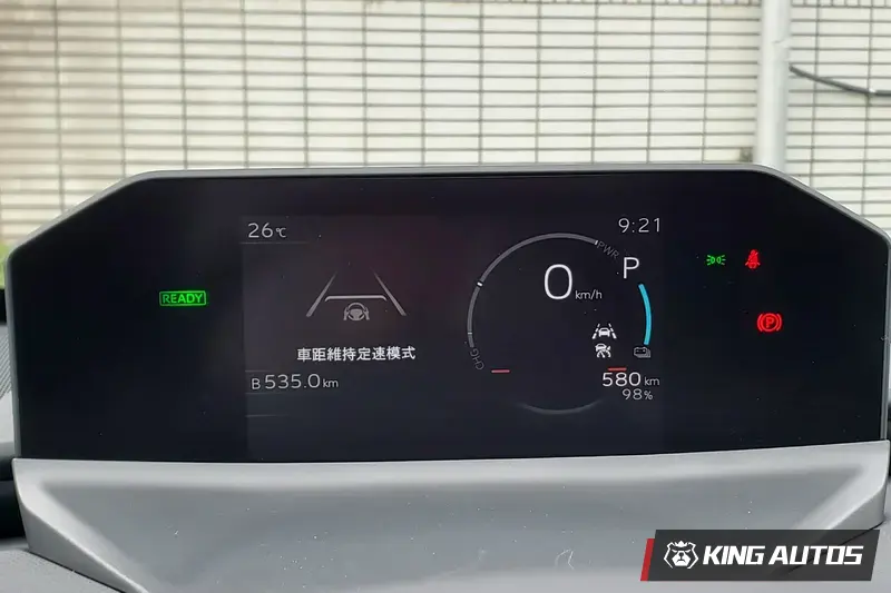 7吋數位儀表顯示，98%電時可行駛580公里，與油車一桶油的行駛里程相當。電動車啟動相當安靜，會讓人誤以為車子沒發動，這時只要看儀表上的綠色的READY字樣，亮了表示車子已經發動，掛上檔位即可上路。