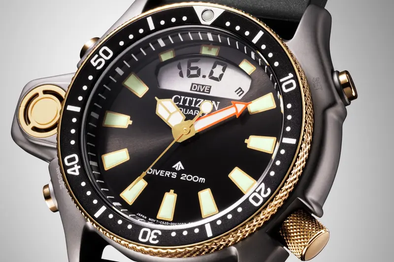 Aqualand 40週年復刻限定款腕錶JP2008-06E延續了40年前的經典設計,並在按鈕、錶冠、指針與錶圈勾勒金色裝飾,注入奢華與時尚感。