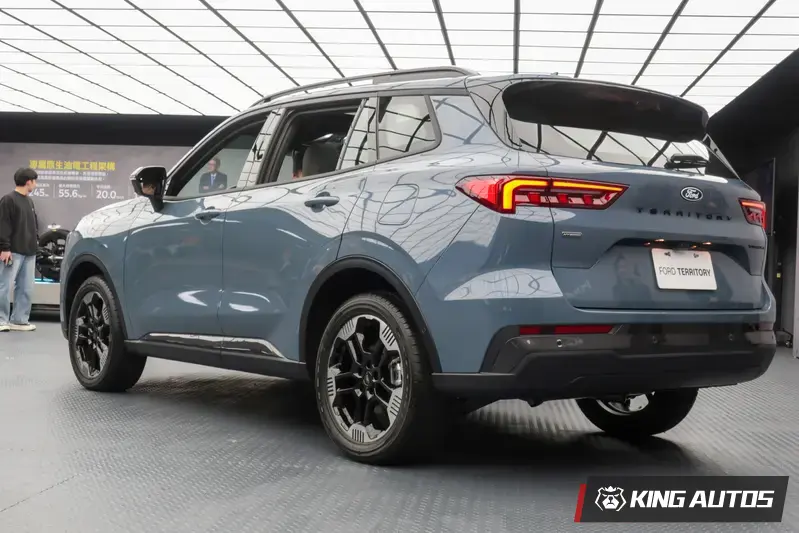 Ford Territory Hybrid採用源自於Mustang的經典三柱式流光序列尾燈,以及全球首次公開、目前台灣獨享的「Vapor Blue Metallic 蒼穹藍」的車色。這個車色曾經是Ford Focus Wagon紐柏林限定版的專屬車色。