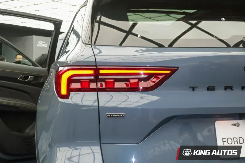 車尾的HYBRID字樣銘版彰顯其油電車身分