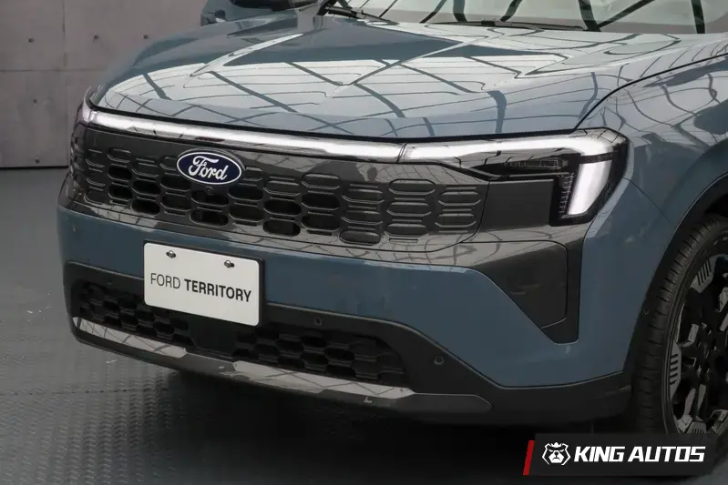 車頭採用源自F-150的LED光斧日行燈及貫穿式識別燈與梯形保險桿設計