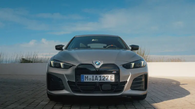 全新BMW i4承襲優雅與運動感兼具的設計語彙，展現純電時代的跑格美學。車頭搭載立體造型的3D雙腎型水箱護罩與四眼造型日行燈，突顯鮮明的BMW家族辨識度。