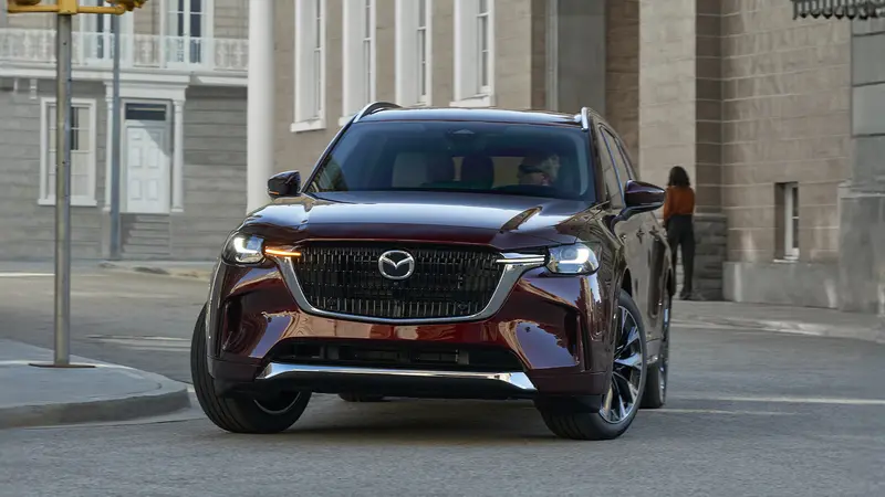 12 月入主正七人座旗艦休旅 MAZDA CX-90 限時升級 7 年原廠保固， MAZDA 車主禮遇加乘，再享 150 萬元高額 0 利率專屬回饋。