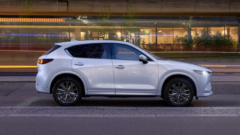 備受市場青睞的熱銷休旅 MAZDA CX-5，憑藉契合消費者需求的豐富車載配置，繳出 11 月銷售超越 700 台的亮眼成績，12 月入主限時升級 7 年原廠保固。