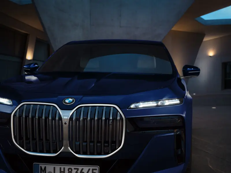 全新年式BMW 7 系列豪華旗艦,導入735i M Edition 與 740i M Edition 車型,以強勢動感姿態重新定義豪華標準,全面升級M Sport套件,包含M Sport外觀套件、M專屬輪圈及M藍色煞車卡鉗,刻劃出BMW旗艦車款應有的運動張力,同步搭載BMW水晶鑲嵌頭燈,成就頂級豪華移動新標竿。