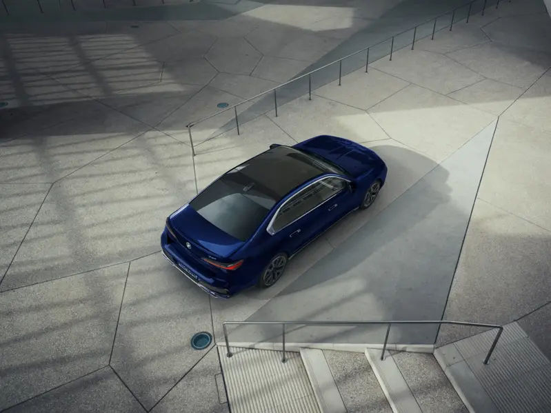 全新年式BMW 735i M Edition 與BMW 740i M Edition更升級配備進階自動倒車輔助系統、手機遙控停車功能與記憶路徑停車輔助系統,以更精準的資訊呈現周界感知,強化旗艦所具備的安全底蘊,使每一次出行皆展無懈之姿