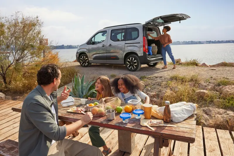 CITROËN BERLINGO 以寬敞開闊的車室空間、優異的收納機能與彈性多變的座椅配置，以及兼具油耗與稅制優勢的 1.5L 渦輪柴油動力，成為滿足家庭、戶外、商旅多重需求的全方位車型。從通勤到親子旅行、露營戶外活動，皆能提供輕鬆自在的乘坐與使用體驗。