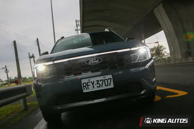 油電頂規車專屬的車頭橫貫式LED燈條與大燈連動，要開大燈它才會亮。