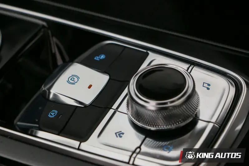 中央鞍座扶手上保留了部分實體按鍵。最常用的是電子式手煞車開關，掛檔後電子式手煞車不會自動釋放，都需要手動釋放。