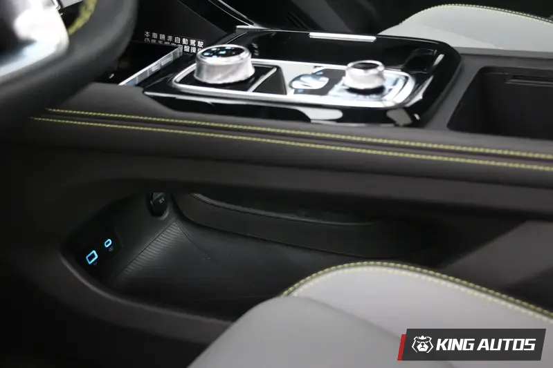 中央鞍座下方有個滿大的置物空間，以及兩個USB連接口及12V車用電源口。TYPE C充電口功率高達66W，可以給筆電使用。