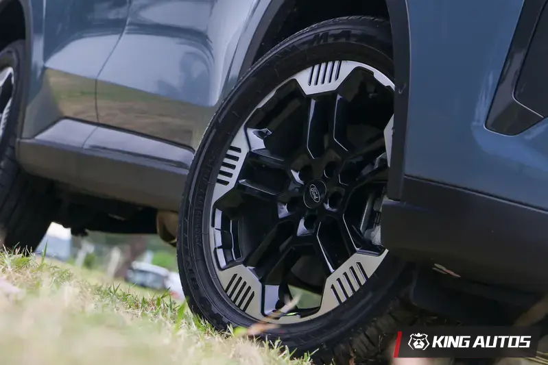 全車系標配18吋鋁圈，尺碼與樣式皆相同。