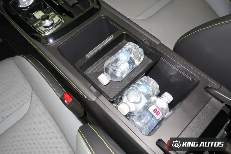 中央扶手下方的置物空間相當深