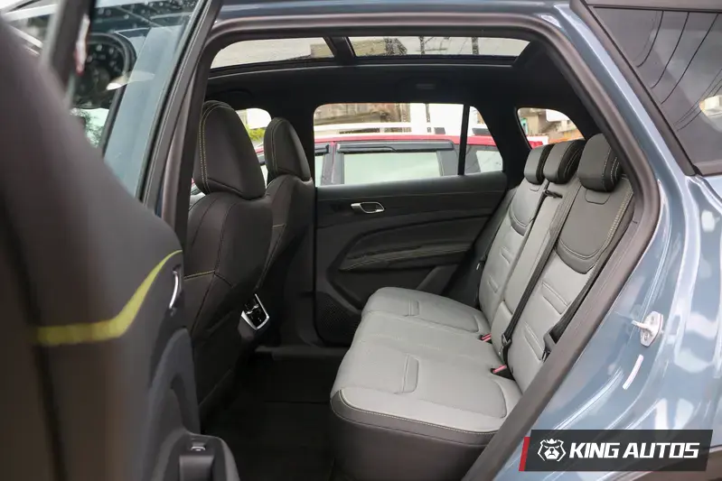 後排腿部空間相當寬裕，椅背角度不可調。