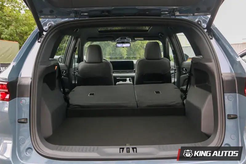 後排傾倒後有一小小的高低落差，官方宣稱放得下75吋電池。