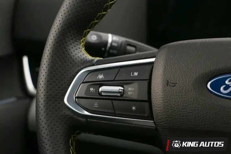 LV.2半自動駕駛輔助操作在方向盤左邊按鍵區域，按一下銀色按鍵，接著把銀色按鍵往下搬就能啟用。