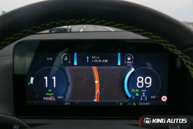 12.3吋數位儀表，中間可顯示導航圖資。
