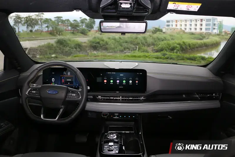 利用橫向線條勾勒出寬裕車艙空間，中控台下方的手機無線充電版輸出功率相當高，手機很就能充滿電。