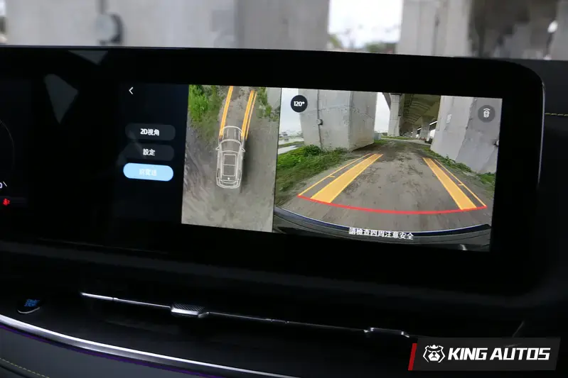 環景畫面多個視角可切換，並有隨方向盤角度變化的行車軌跡線。