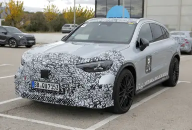 首次曝光！《Mercedes-AMG GLC 53 EQ》綜效馬力上探900匹 導入主動式後導流板