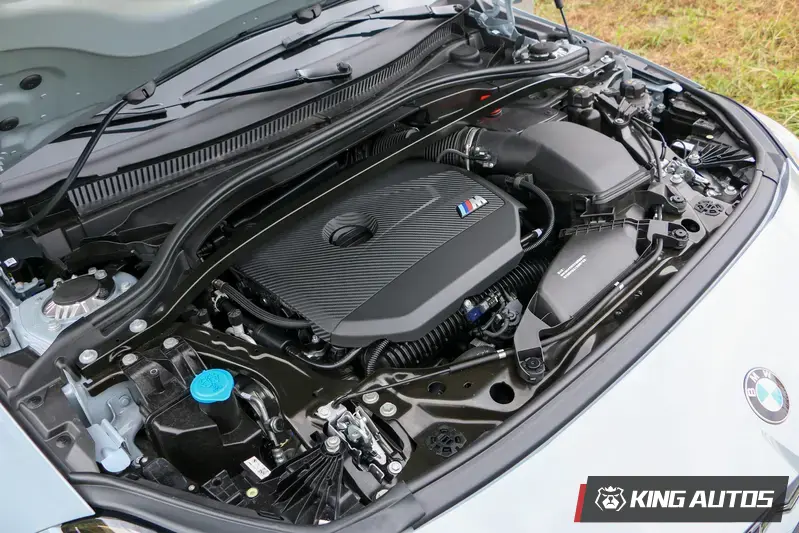 M235 xDrive Gran Coupé Racing Edition搭載2.0升M TwinPower Turbo汽油直列4汽缸引擎,沒有任何油電系統輔助,帶來純粹的300匹/40.8公斤米輸出。