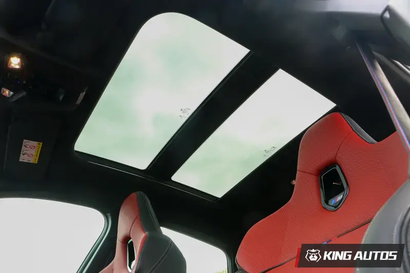 面積相當大的天窗,讓陽光能撒入車艙。