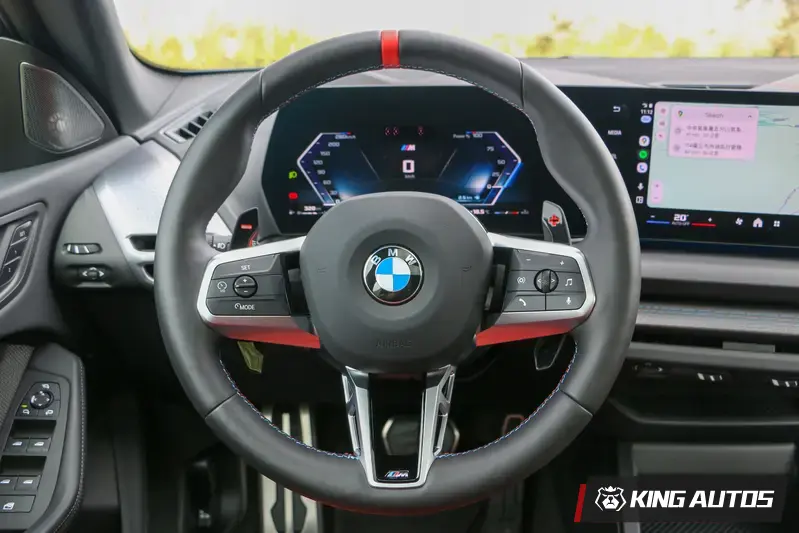 換檔撥片面積相當大,隨手一勾都碰的到。但記得別往太後面撥,不然升檔可能會變成雨刷水!