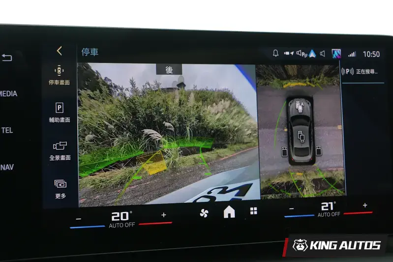 實用的環景畫面,當車輛很靠近前後方障礙物時,鏡頭會自動切換成俯視畫面,更容易抓距離。