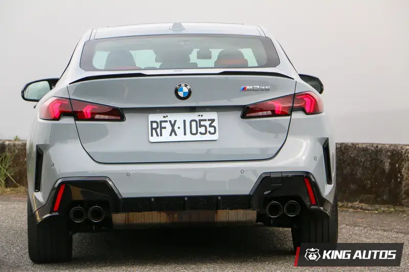 雙邊雙出圓形尾管是M235的招牌設計