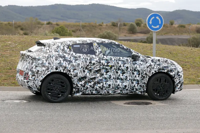 前門把手似乎採用了嵌入式的隱藏設計,而後門把手則整合在車門C柱子附近飾板中。此外,低風阻鋁圈和厚實的側裙則巧妙地隱藏了電池組。