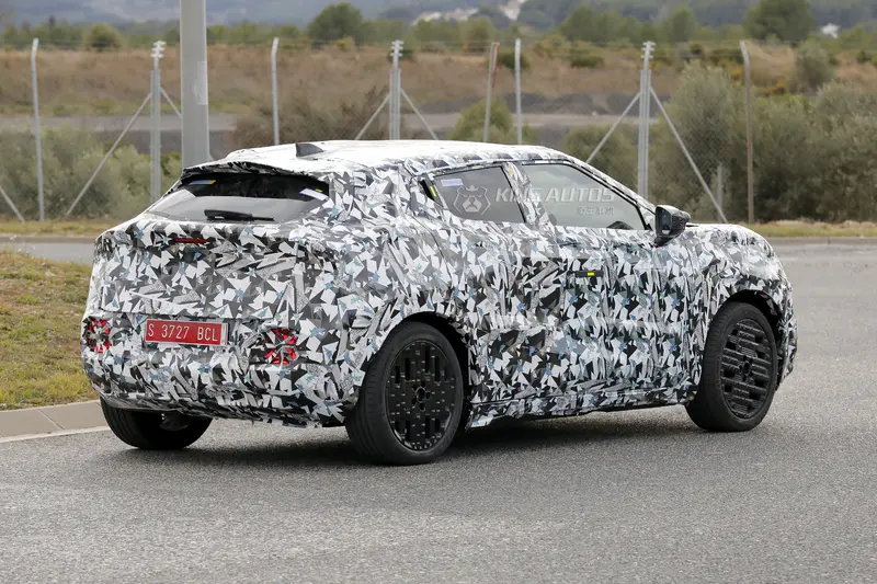 車尾部分,掀背尾門配有稜角分明的後窗和一個面積相當大的後擾流板。與之相配的是上下分離式尾燈組,上方是方向燈,下方是造型別緻的方形大尺寸煞車燈。