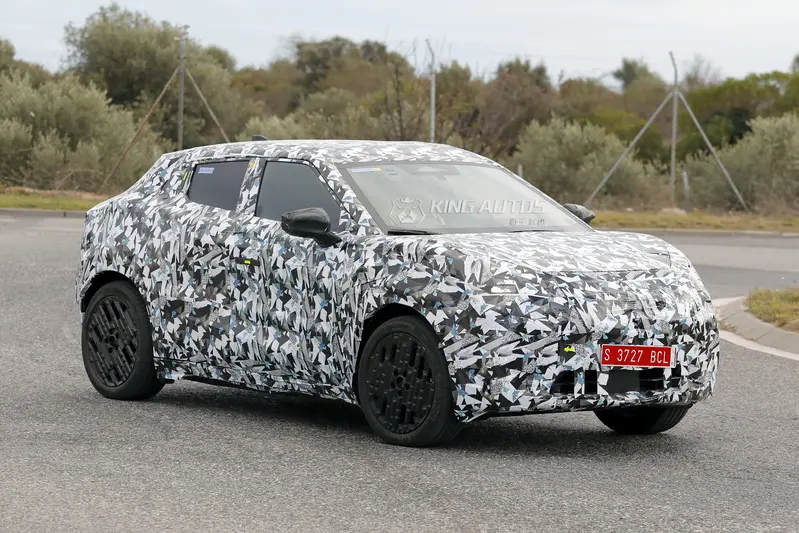 Nissan Juke EV原型測試車身披上黑白迷彩,其設計靈感源自Hyper Punk概念車 ,並配備了隱藏在偽裝下的大型頭燈。還可以看到前保桿寬大的中央進氣口,其中似乎裝有醒目的感測器。