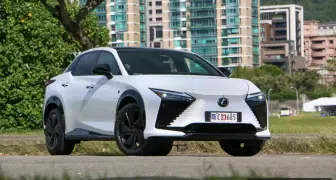 《Lexus RZ 550e F Sport》試駕報導｜電動車也能有「老司機」靈魂 找回人車對話的溫度 