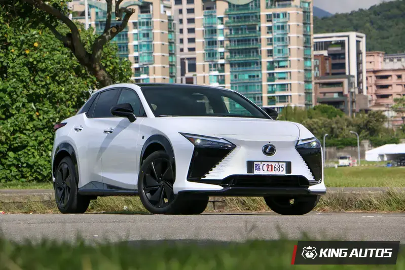 本次試駕車款為Lexus RZ車系小改款後首次新增的運動化頂規車款Lexus RZ 550e F Sport。全車系馬達逆變器改用碳化矽技術,輸出與續航都有所提升。F Sport則多了線控方向盤與模擬手排與聲浪系統,增添駕馭樂趣;綜效馬力408匹,零百加速4.4秒。