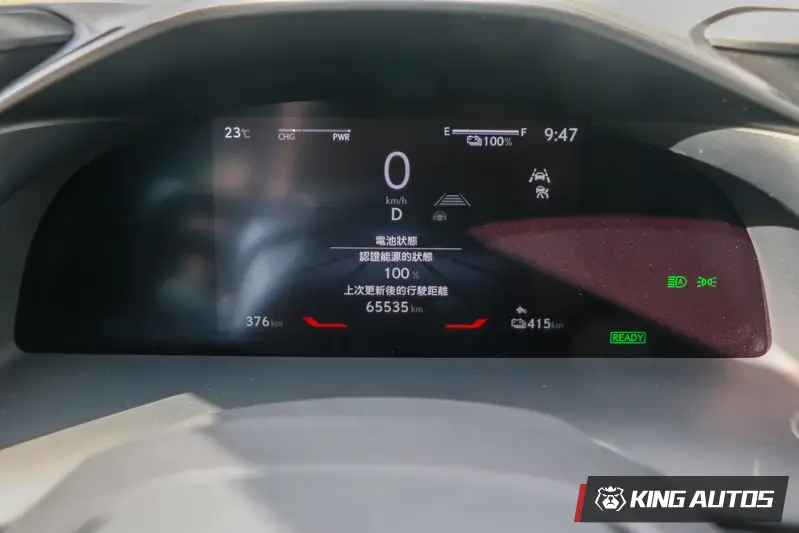 電池滿電形況下,儀表上顯示可跑415公里。儀錶板的版面配備以實用為主,沒有鮮豔、豐富的介面,資訊判讀更為便捷。