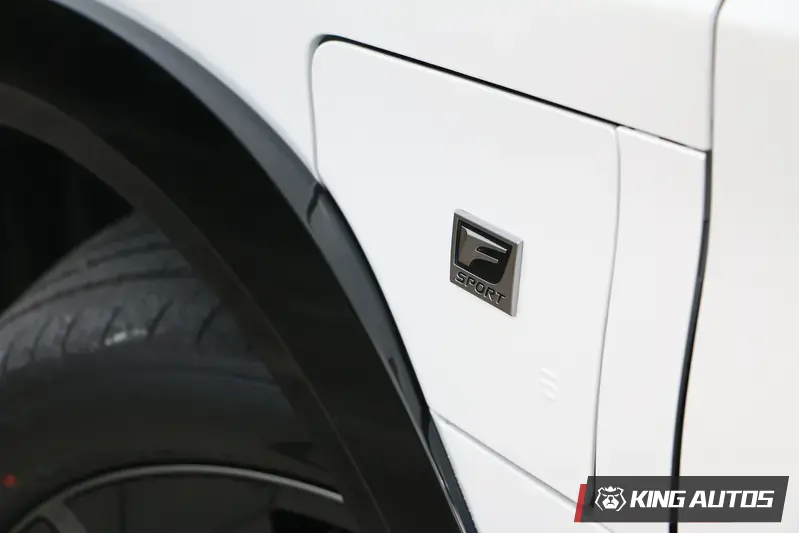 充電口位在駕駛座前葉子板,蓋子的啟閉皆為手動。