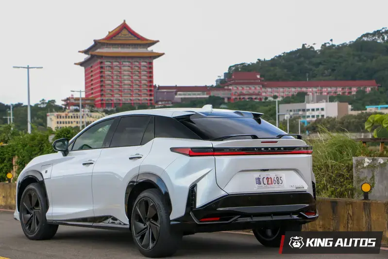 車尾採用時下最流行的橫貫式尾燈,本次試駕F Sport車款採用運動化設計同時讓車身更符合空氣力學,使氣流通過車體時更穩定,有助提升高速的行駛穩定性。此外,也藉由專屬F SPORT專屬內外觀套件