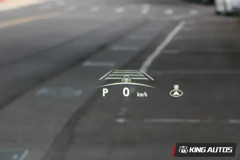 抬頭顯示畫面會與方向盤上觸控面板連動,但觸控的需要一點時間習慣,建議車輛停妥後再使用比較安全。