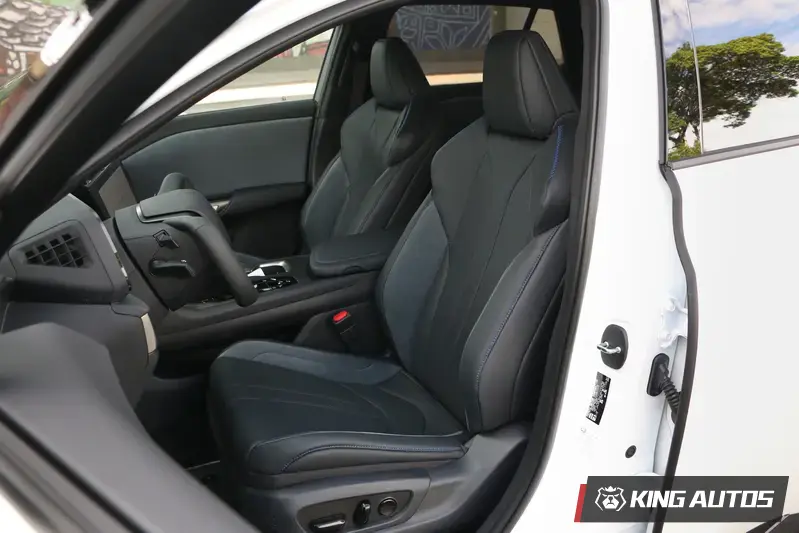 車內所有座椅肩部與坐墊側面追加縫線裝飾,展現豪華質感與精緻工藝。