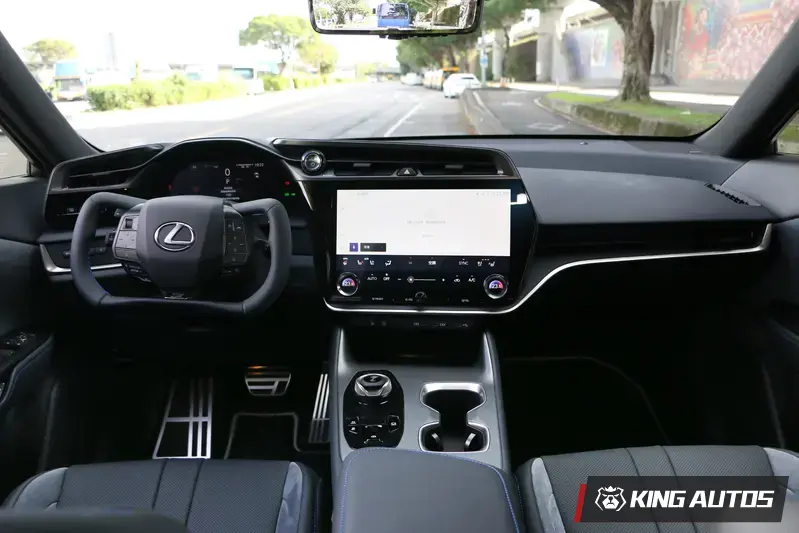 TAZUNA全環繞駕駛座艙,中控螢幕為14吋。中控螢幕下方的USB充電規格升級為USB PD,可加速手機充電效率,並可支援更大消耗功率的設備如平板、筆電等