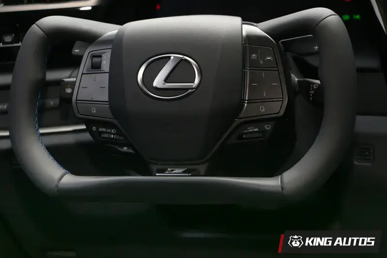 線控方向盤上半部是空的,有助於提升駕駛視野。