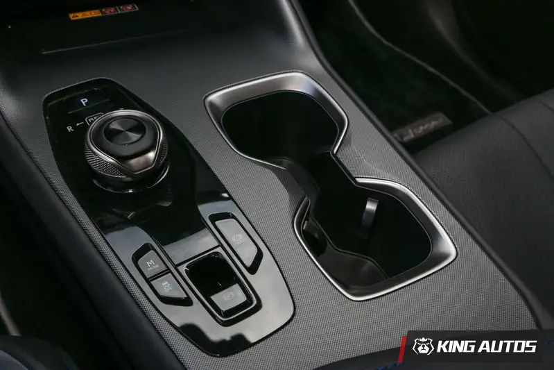 中央鞍座扶手上的M Mode按鍵即是模擬手排開關