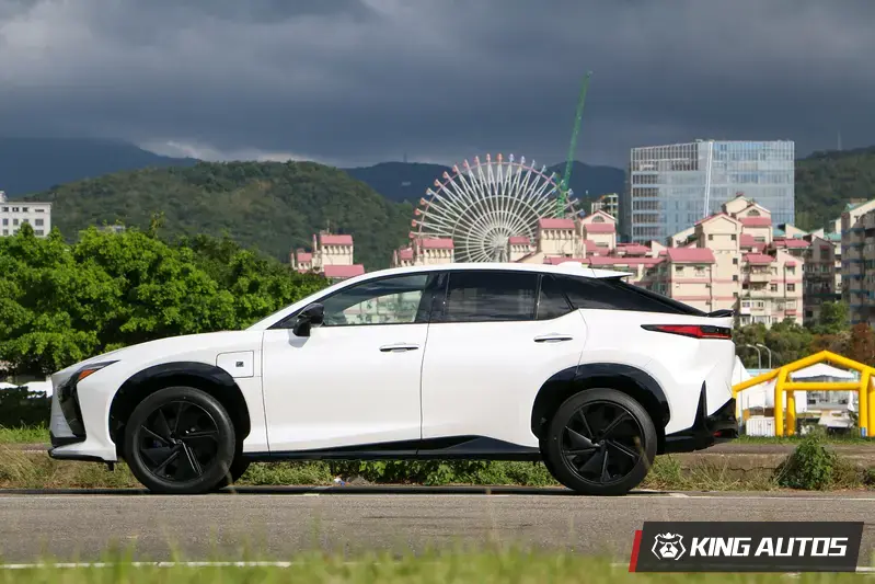 車側輪拱採用亮面烤漆增添質感,充電口蓋上的F字樣銘版彰顯其身分。