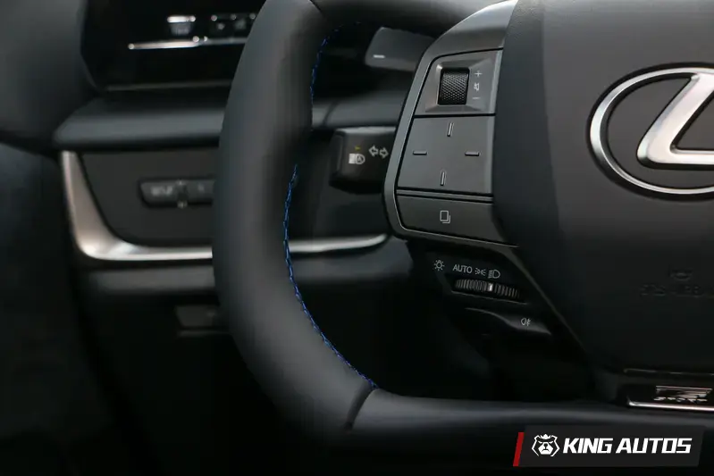 大燈開關在線控方向盤左下方。方向燈撥桿小小一隻,打方向燈的時候手要伸長一點。