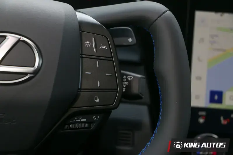 右邊上方按鍵為LV.2相關操作,中間是觸控面板,可以調整多項功能。