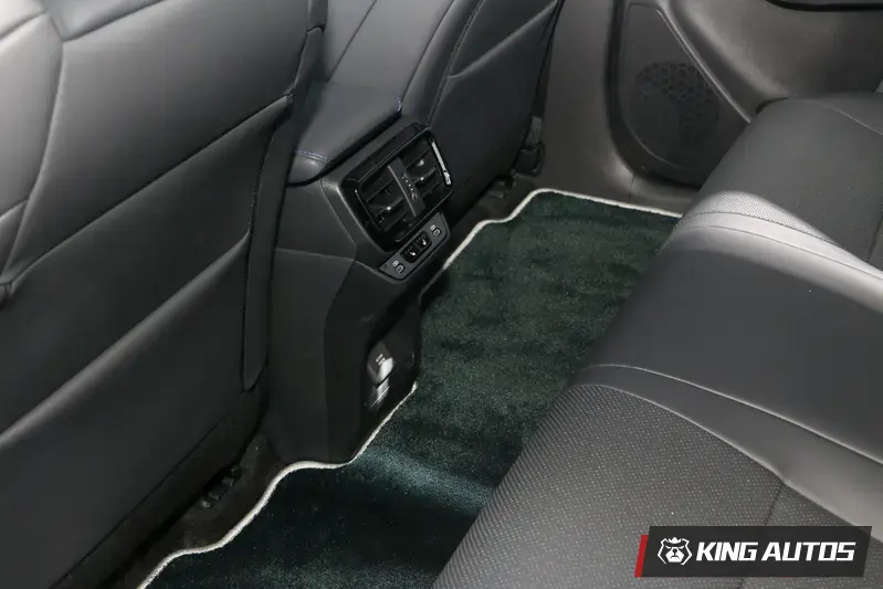 後排底板相當平整,冷氣出風口兩側各有一個充電口。