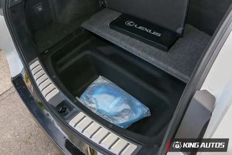 後廂底板下方有個隱藏的置物空間,可以放置隨行充電線或其他個人物品。